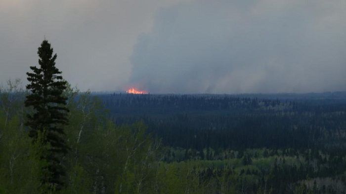 25.000 personnes coincées par le gigantesque incendie de Fort McMurray